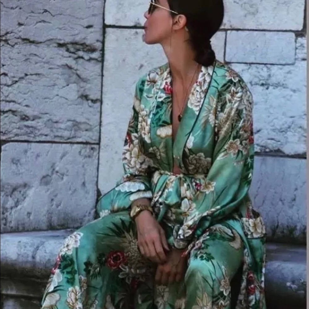 BLOGGERS FAV ZARA FLORAL BELTED GREEN KIMONO - Picture 8 of 9